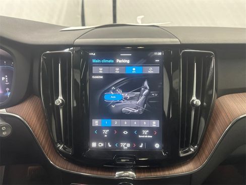 Used 2024 Volvo XC60 B5 Plus image 31