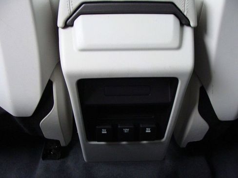 Used 2018 Land Rover Discovery Sport SE image 33