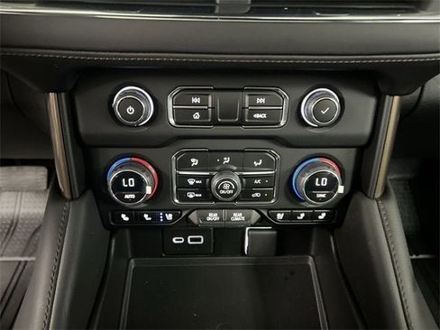 Used 2023 Chevrolet Suburban High Country image 17