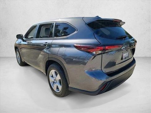 Used 2024 Toyota Highlander LE image 7