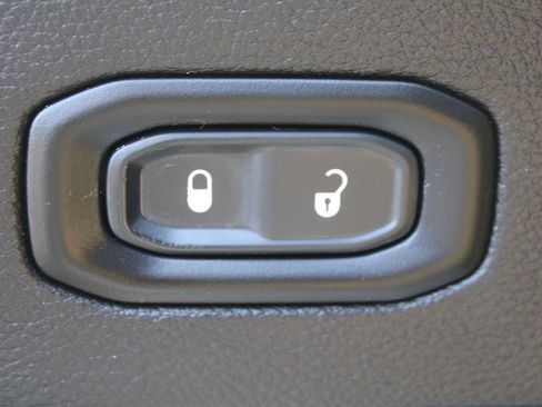 Used 2023 Jeep Wrangler Unlimited Sahara w/ LED Lighting Group AWD/4WD image 20
