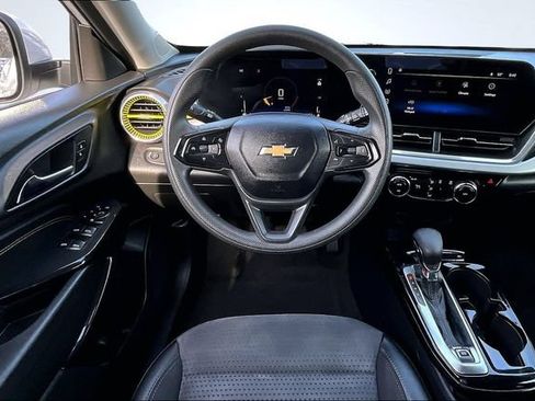 Used 2024 Chevrolet Trax LT FWD image 8