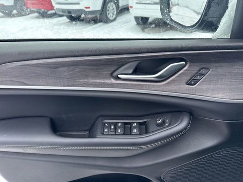 Used 2023 Jeep Grand Cherokee Limited w/ Black Appearance Package image 18