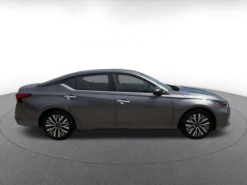 Used 2025 Nissan Altima 2.5 SV FWD image 15