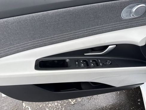 Certified 2025 Hyundai Elantra Limited image 9