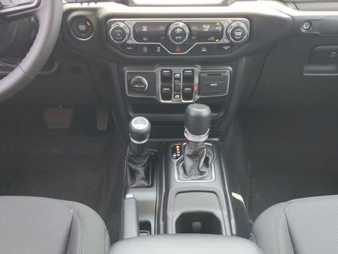 Used 2023 Jeep Gladiator Sport AWD/4WD image 18