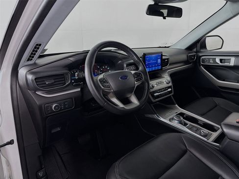 Used 2022 Ford Explorer XLT w/ Equipment Group 202A AWD/4WD image 9