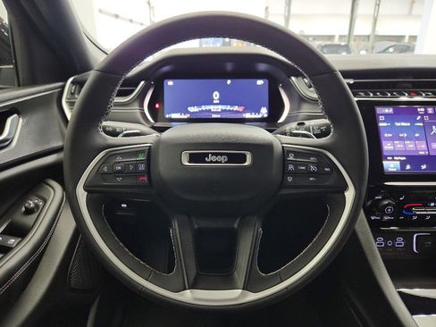 Used 2023 Jeep Grand Cherokee Altitude image 11