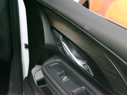 Used 2024 GMC Terrain SLE w/ Driver Convenience Package FWD image 11