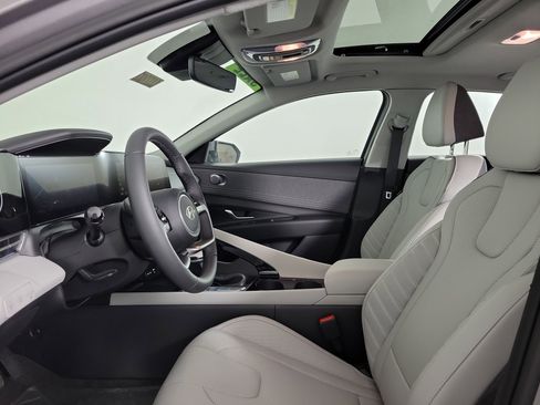 New 2025 Hyundai Elantra Limited image 24
