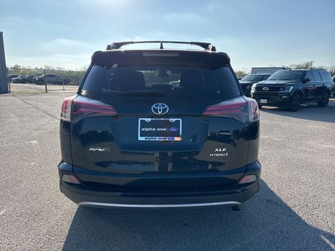 Used 2018 Toyota RAV4 LE Plus image 4