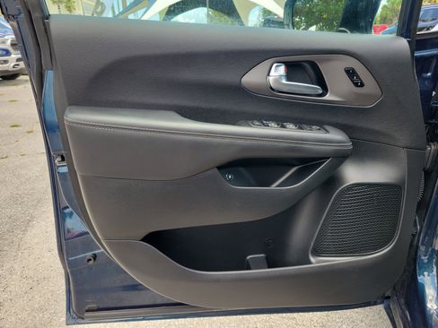 Used 2025 Chrysler Pacifica Select FWD image 16