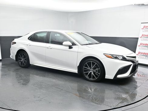 Used 2023 Toyota Camry SE image 2