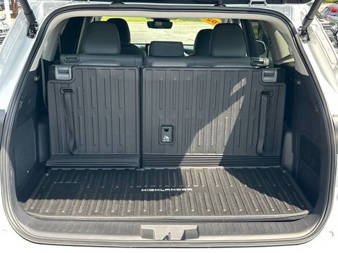 Used 2026 Toyota Highlander Limited AWD/4WD image 28