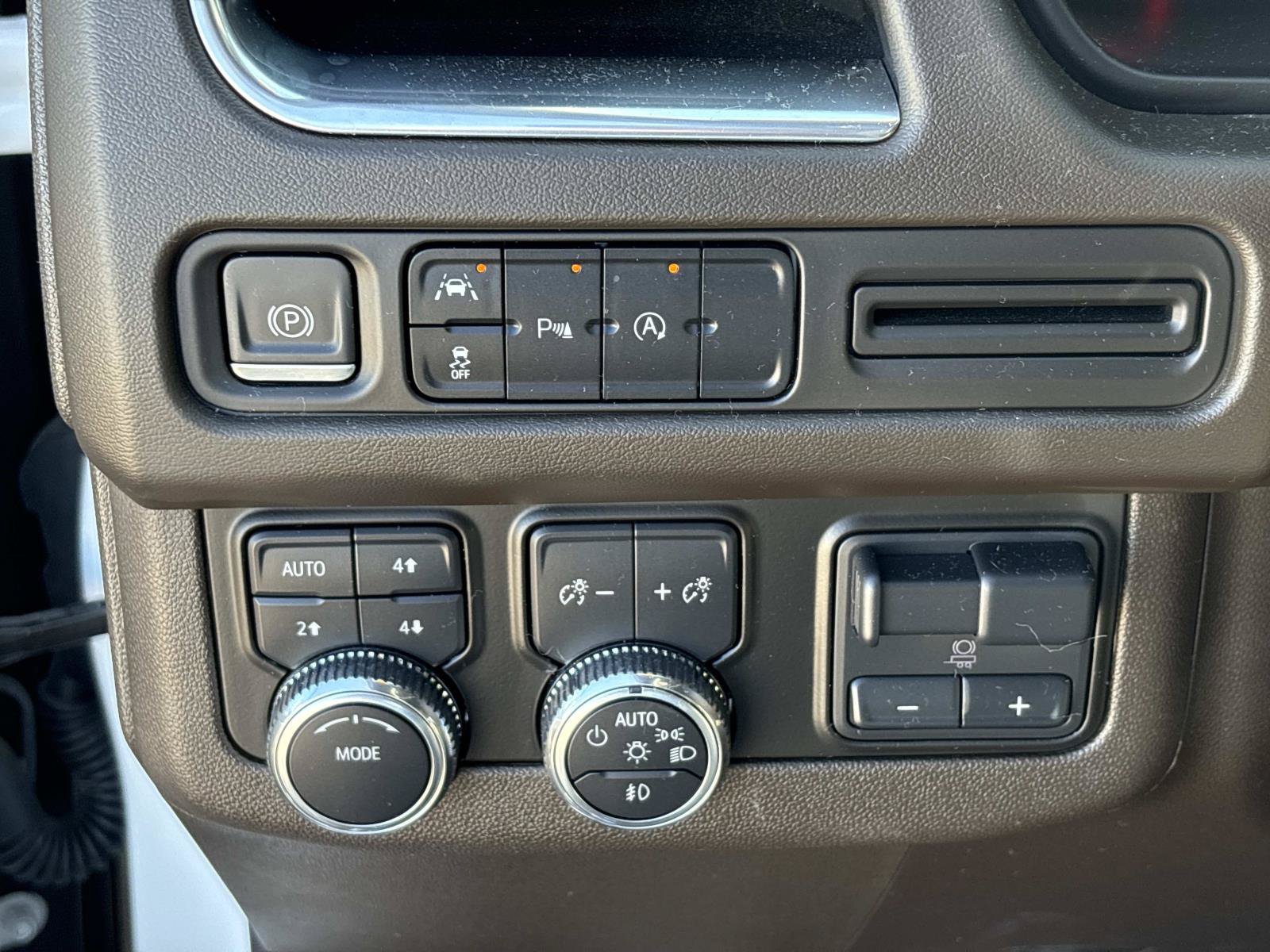 Used 2024 GMC Yukon SLT w/ Max Trailering Package AWD/4WD image 19
