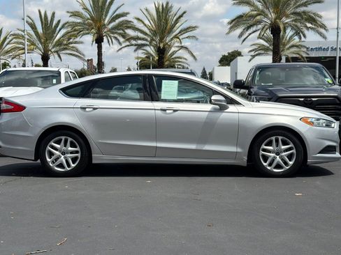 Used 2016 Ford Fusion SE FWD image 2