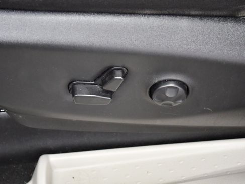 Used 2023 Chrysler Voyager LX FWD image 18