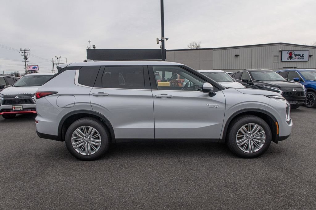 Used 2025 Mitsubishi Outlander ES AWD/4WD image 8