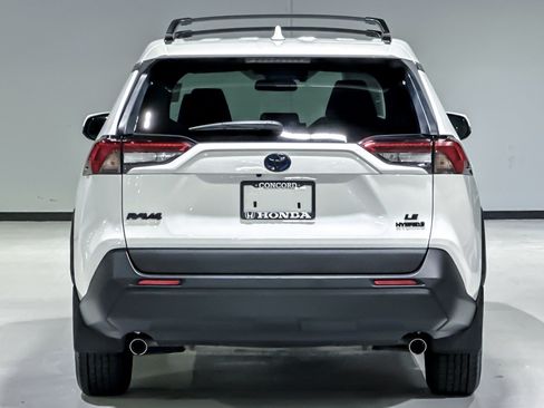 Used 2020 Toyota RAV4 LE w/ Carpet Mat Package AWD/4WD image 9