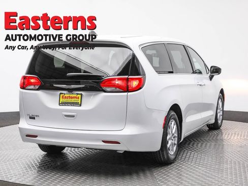 Used 2023 Chrysler Voyager LX image 5