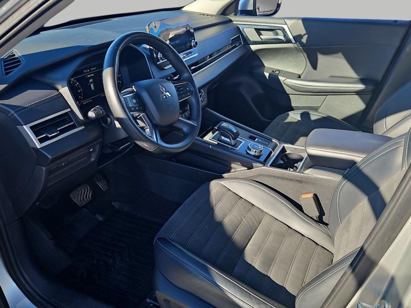 Used 2024 Mitsubishi Outlander AWD image 14