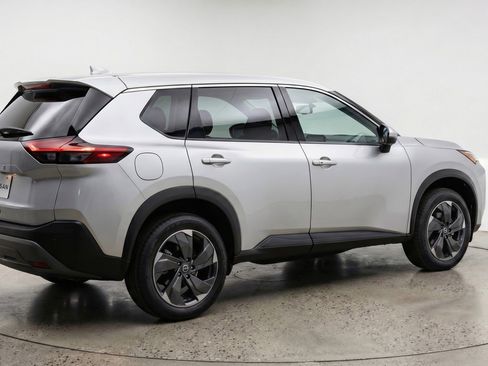 Used 2025 Nissan Rogue SV image 9