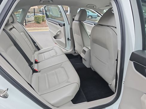 Used 2018 Volkswagen Passat 2.0T R-Line image 11