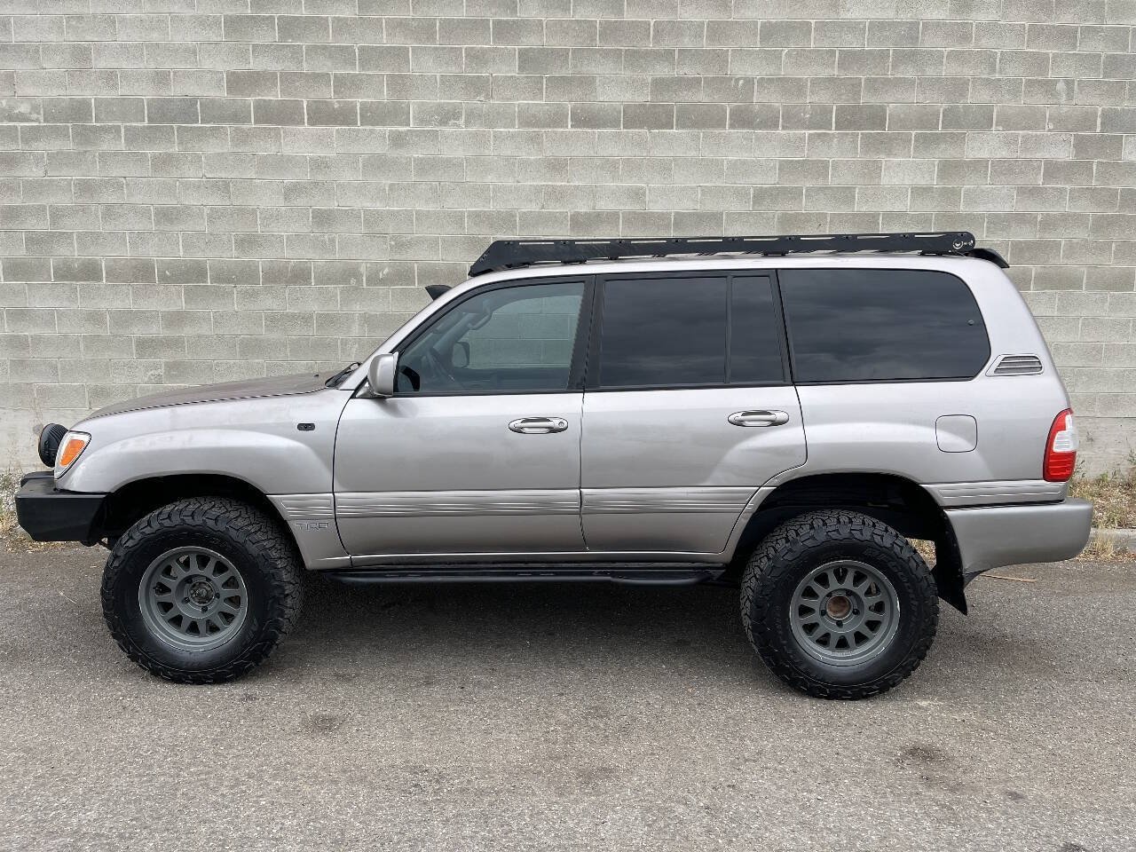 Used 2004 Toyota Land Cruiser w/ Convenience Pkg AWD/4WD image 4