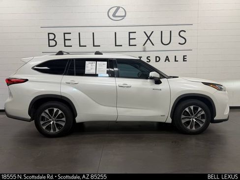 Used 2020 Toyota Highlander XLE FWD image 3
