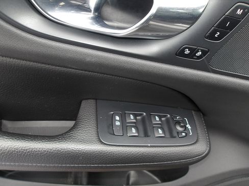 Used 2020 Volvo V60 T5 Cross Country image 14