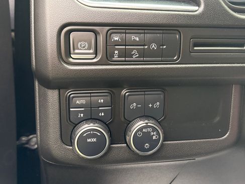 Used 2023 Chevrolet Suburban Premier image 10