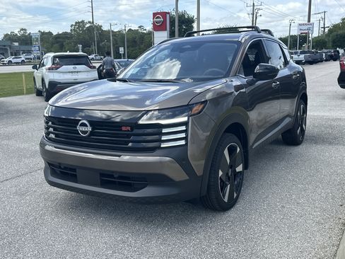 New 2026 Nissan Kicks SR FWD image 3