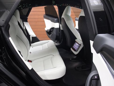 Used 2022 Tesla Model S Plaid image 3