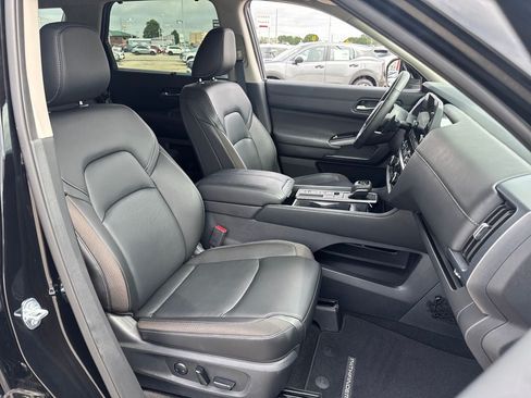 Used 2025 Nissan Pathfinder SL w/ Cargo Package FWD image 12