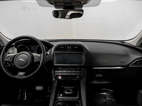 Used 2019 Jaguar F-PACE Premium image 9
