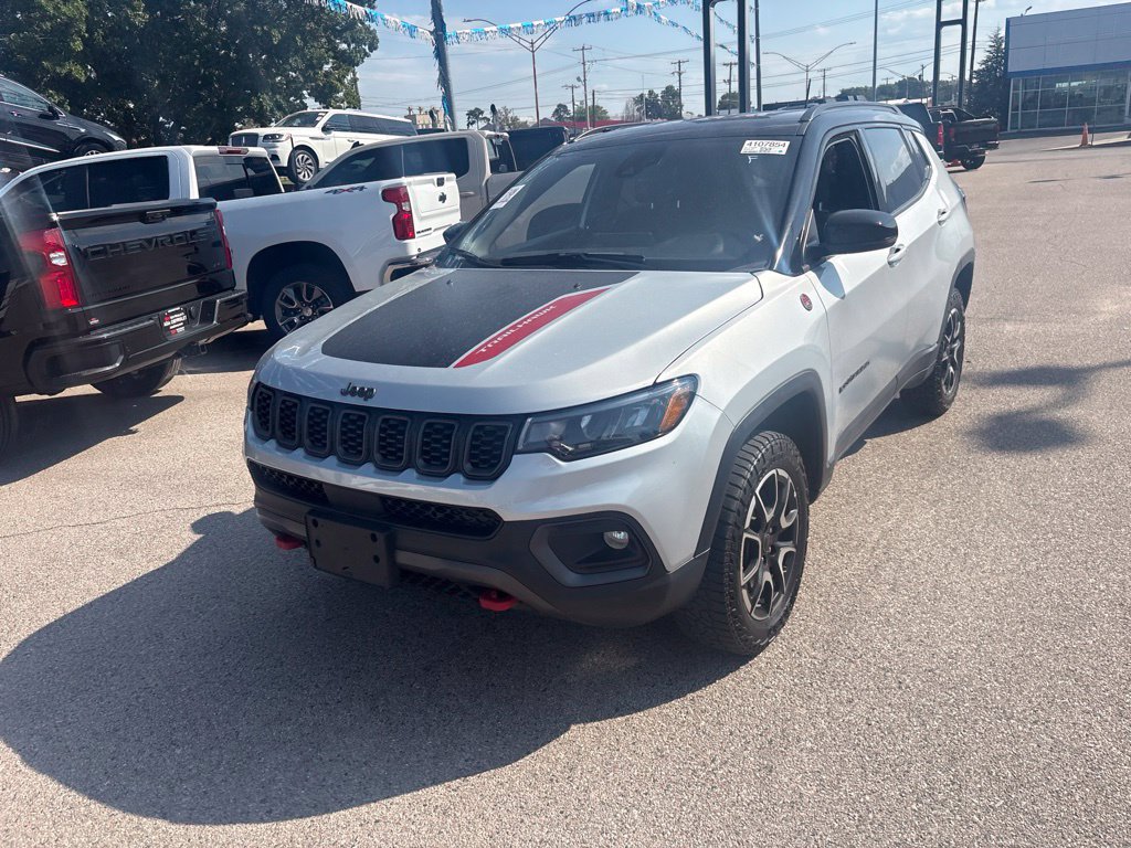 Used 2025 Jeep Compass Trailhawk AWD/4WD image 4