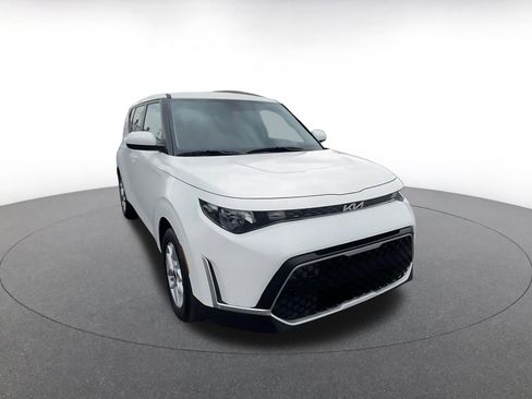 Used 2025 Kia Soul LX w/ LX Technology Package image 3