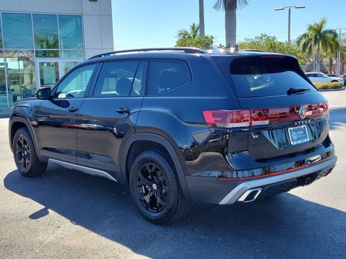 Certified 2025 Volkswagen Atlas Peak Edition SE AWD/4WD image 4