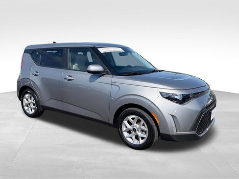 Used 2025 Kia Soul LX w/ LX Technology Package FWD image 2