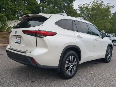 Used 2020 Toyota Highlander XLE AWD/4WD image 4