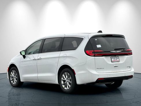 New 2026 Chrysler Pacifica Limited image 6
