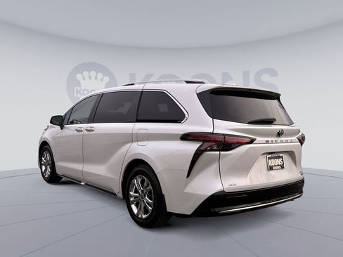 Used 2023 Toyota Sienna Platinum image 4