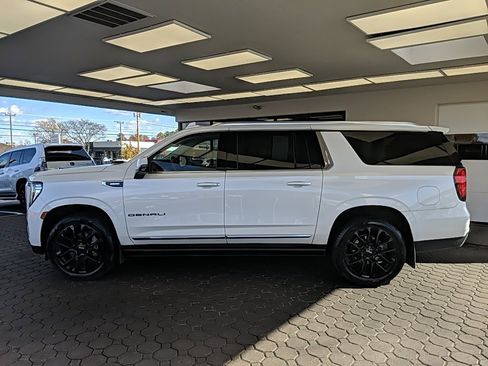 Used 2023 GMC Yukon XL Denali image 8