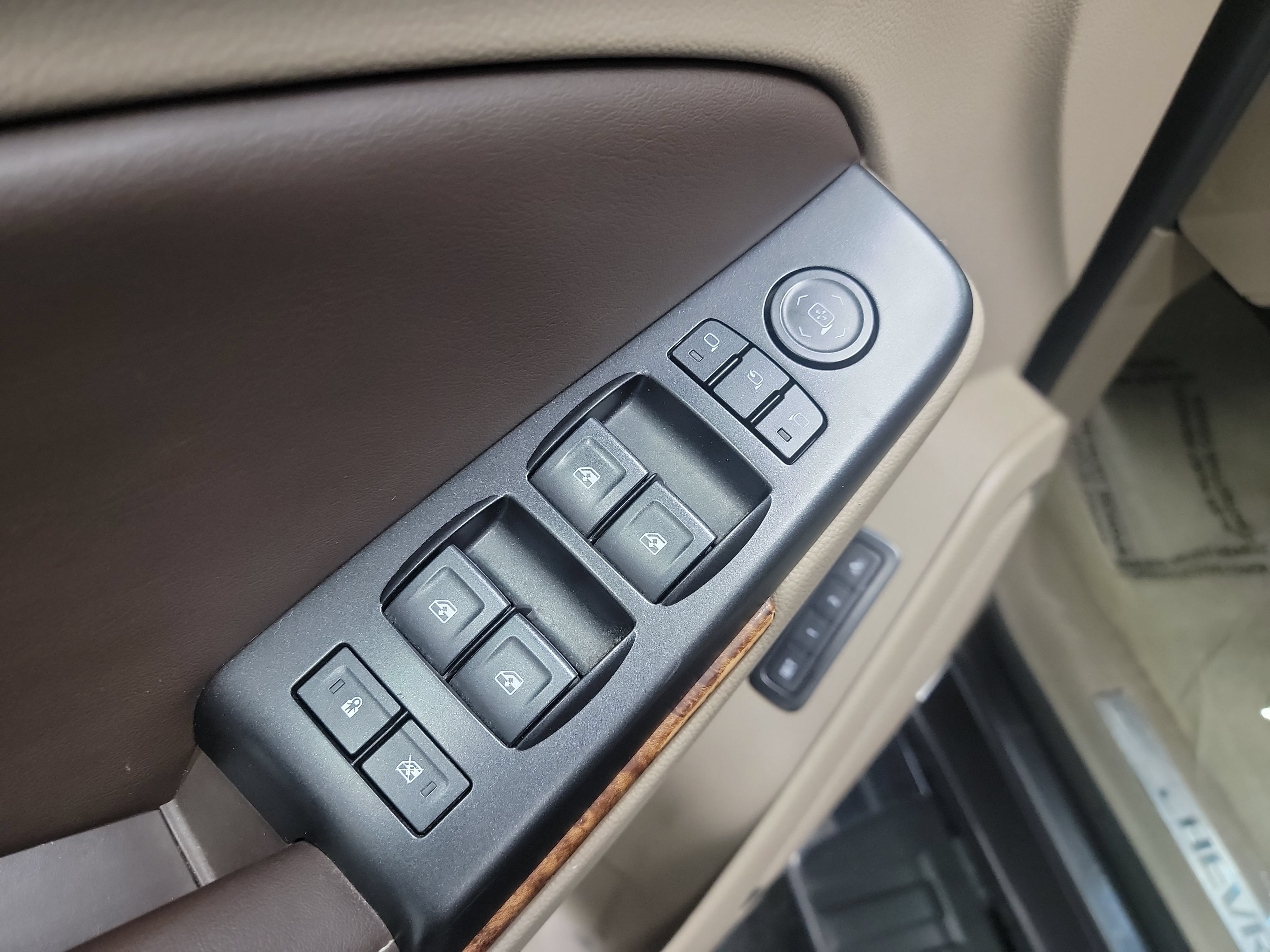 Used 2018 Chevrolet Suburban Premier AWD/4WD image 14