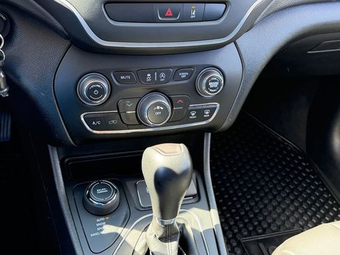 Certified 2022 Jeep Cherokee Latitude w/ Sun & Sound Group image 16