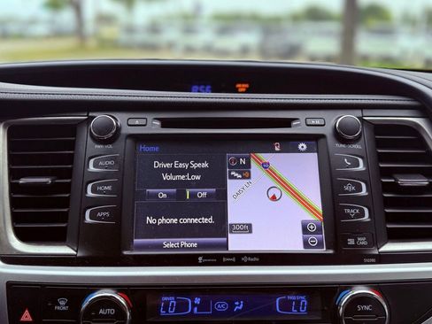 Used 2019 Toyota Highlander XLE image 12