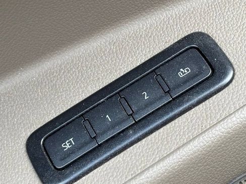 Used 2019 GMC Yukon XL SLT w/ Open Road Package AWD/4WD image 9