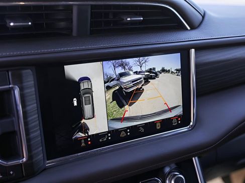 Used 2023 GMC Yukon Denali w/ Advanced Technology Package image 17