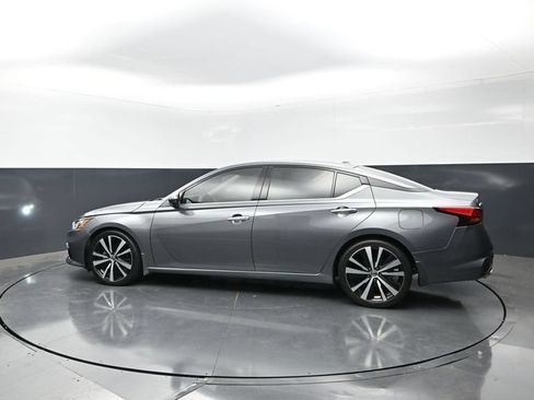 Used 2020 Nissan Altima 2.0 Platinum FWD image 2