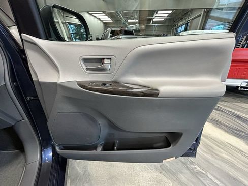 Used 2019 Toyota Sienna XLE w/ XLE Navigation Package FWD image 44